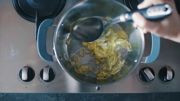 Norėdami paruošti suomišką lašišos sriubą, paruoškite ingredientus