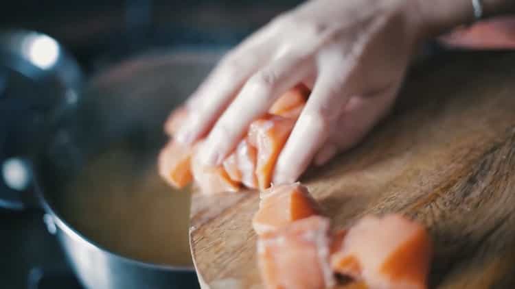 За да направите финландска супа от сьомга, нарежете риба