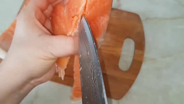 Per preparare la trota leggermente salata, tagliare il pesce