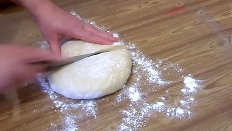 Για να φτιάξετε γαλλικά ψωμάκια, διαιρέστε τη ζύμη