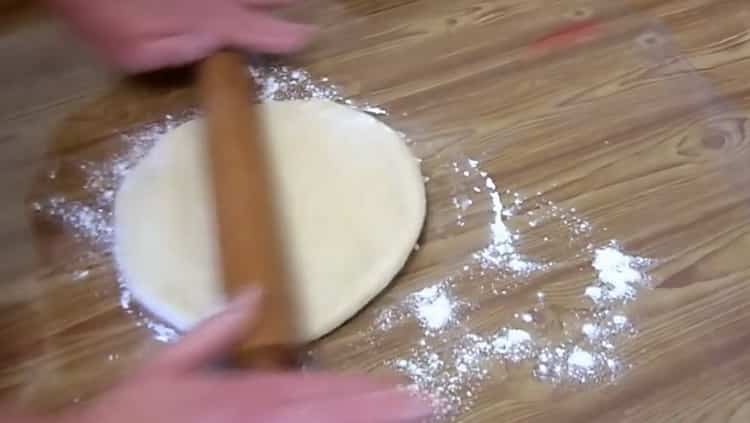 Αναπτύξτε τη ζύμη για να φτιάξετε γαλλικά ψωμάκια