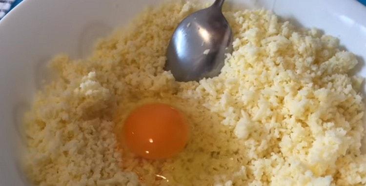 За пълнежа натрийте сулугуни на ренде, добавете яйцето към него.