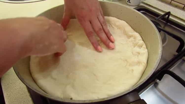 Για να κάνετε το khachapuri σε ένα τηγάνι, ετοιμάστε μια κατσαρόλα