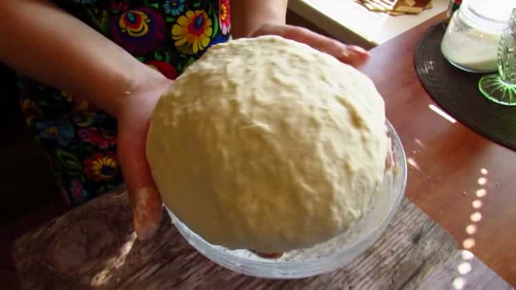 A khachapuri serpenyőben történő elkészítéséhez készítse elő a tésztát