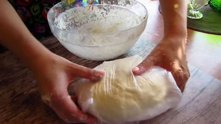 A khachapuri serpenyőben történő elkészítéséhez tegye a tésztát egy zsákba