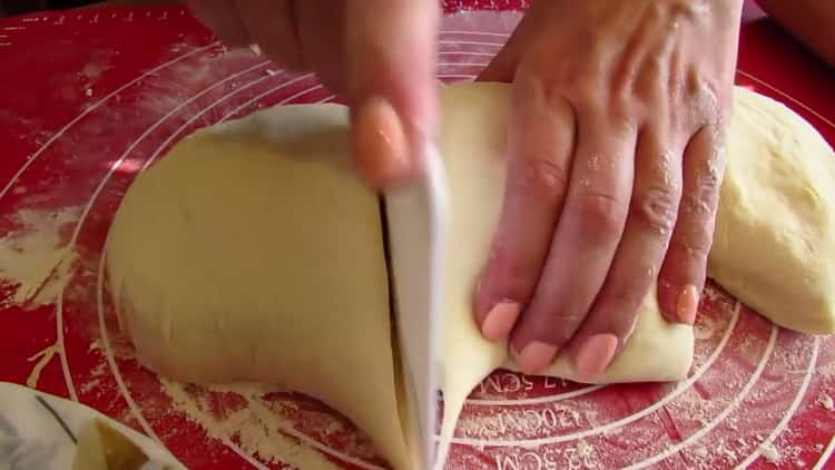 За да направите качапури в тиган, разделете тестото