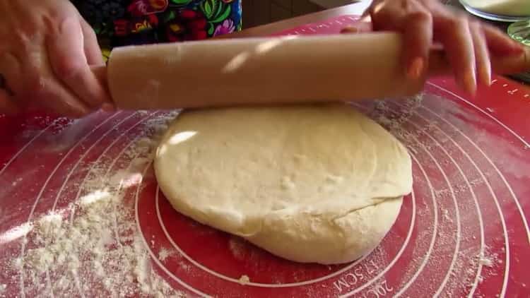 لجعل خبز الكاشابوري في مقلاة ، اسحب العجينة