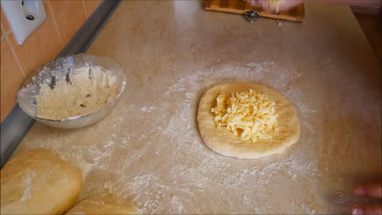 Per preparare il khachapuri in georgiano, metti il ​​formaggio sull'impasto