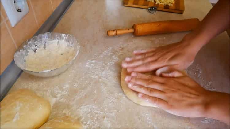 За да направите хачапури на грузински разточете тестото