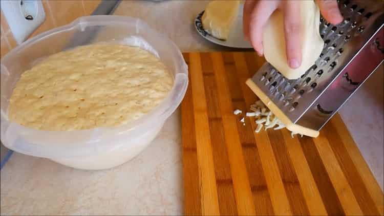 Norėdami gaminti khachapuri iš gruzinų tarkuoto sūrio