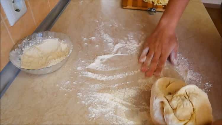 За да направите хачапури на грузински омесете тестото