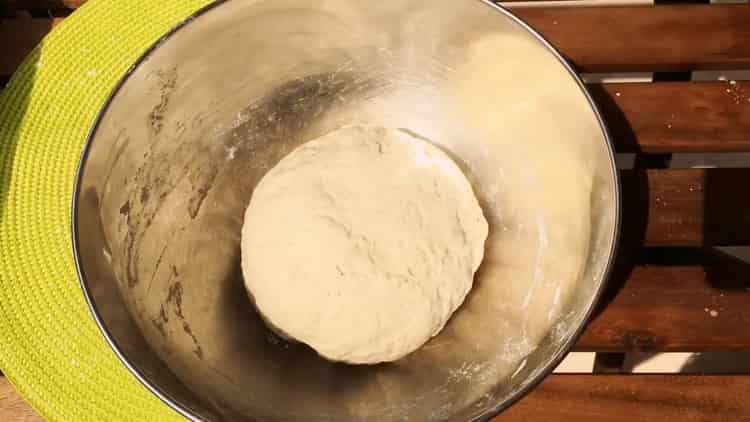 Impastare la pasta per preparare il khachapuri