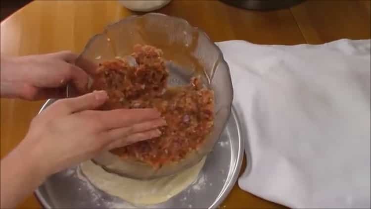 За да приготвите качапури с месо, поставете пълнежа върху тестото