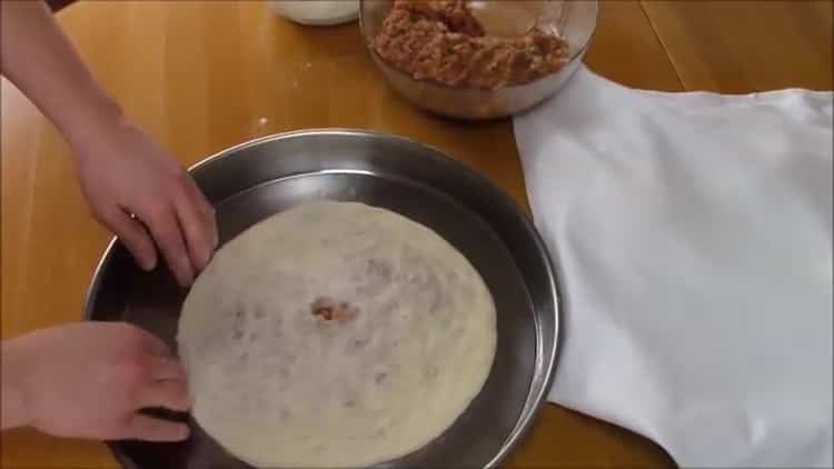 Den Ofen vorheizen, um Chachapuri mit Fleisch zuzubereiten