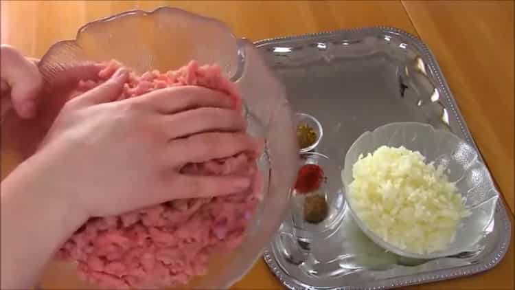 Norėdami paruošti khachapuri su mėsa, paruoškite įdaro ingredientus