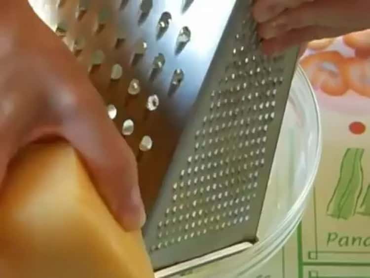A khachapuri készítéséhez leveles tészta sajtral reszeljük a sajtot