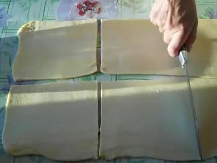 Chcete-li připravit khachapuri se sýrem z listového těsta, nasekejte těsto