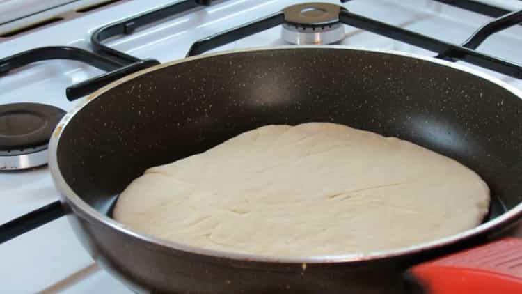 Braten Sie die Tortilla, um Khachapuri mit Hüttenkäse und Käse zuzubereiten