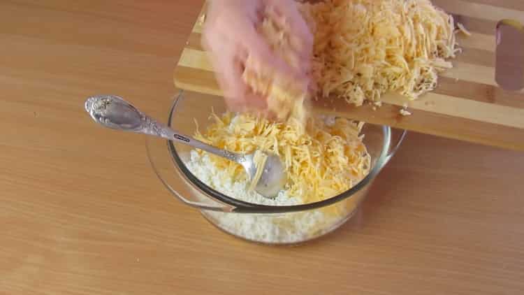 Per preparare khachapuri con ricotta e formaggio, grattugiare il formaggio