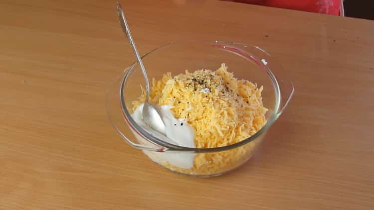 Για να κάνετε khachapuri με τυρί cottage και τυρί, ανακατέψτε τα συστατικά για την πλήρωση.