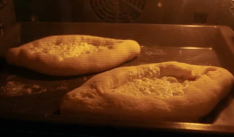 لطهي الخبز مع البيض والجبن ، سخن الفرن