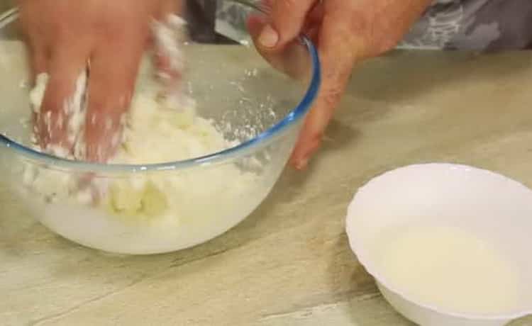Bereiten Sie die Füllung vor, um Khachapuri mit Ei und Käse zuzubereiten