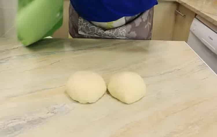 За да направите качапури с яйце и сирене, разделете тестото
