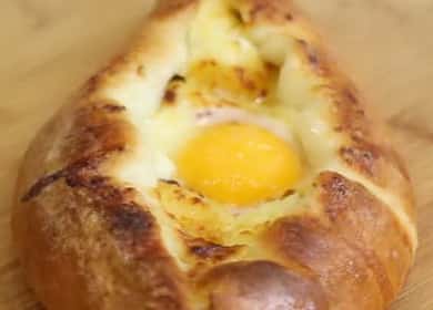Skanus Adžarianas Khachapuri su kiaušiniais ir sūriu