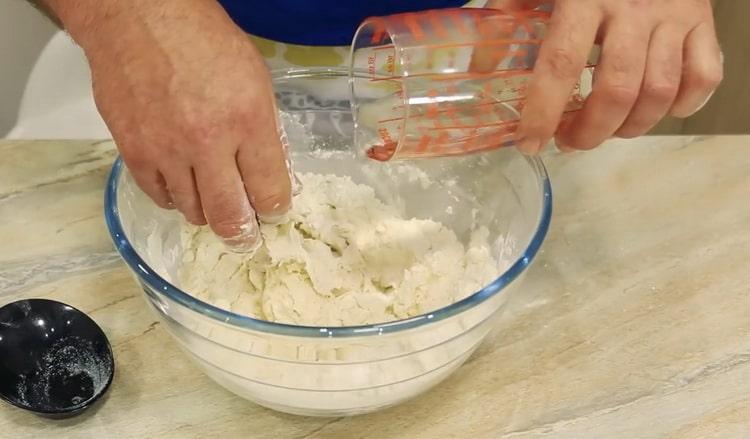 За да приготвите качапури с яйце и сирене, подгответе съставките
