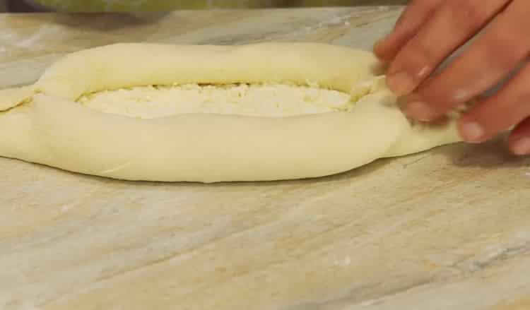 لعمل الخبز مع البيض والجبن ، اعطي الشكل المطلوب
