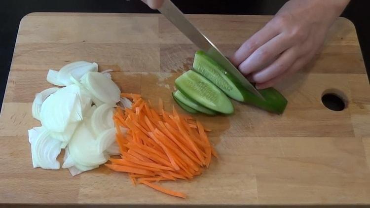 Για να μαγειρέψετε ψάρια σκουμπρί, ψιλοκόψτε τα λαχανικά