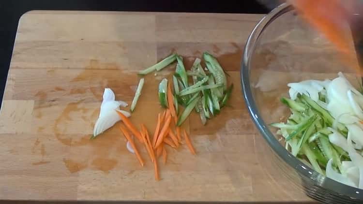 За да готвите скумрия риба хе мариновани зеленчуци