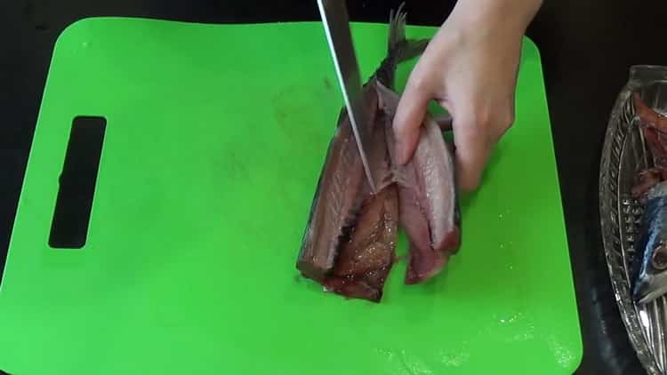 Per cucinare il pesce sgombro hehe, tagliare il pesce