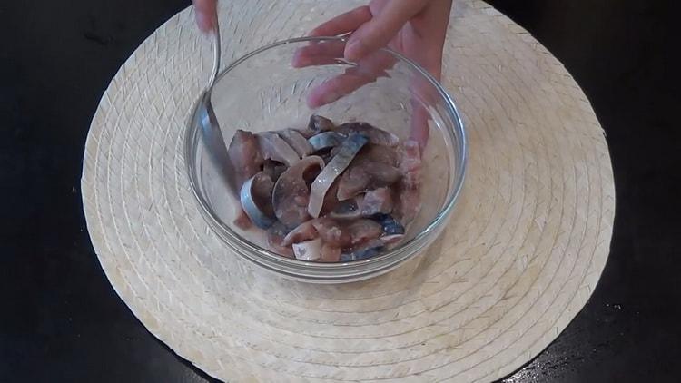 Fügen Sie Salz hinzu, um Makrelenfisch zuzubereiten