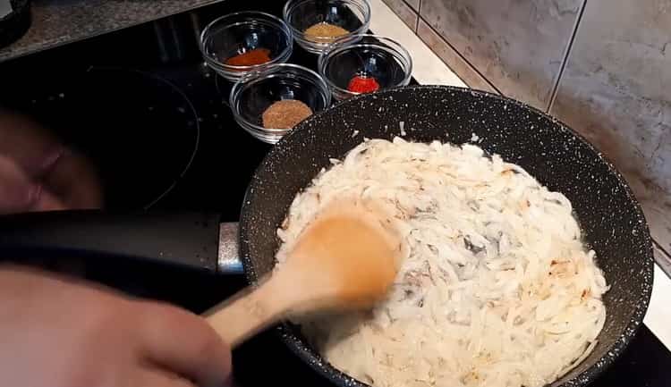 Braten Sie die Zwiebeln, um Silberkarpfen zuzubereiten