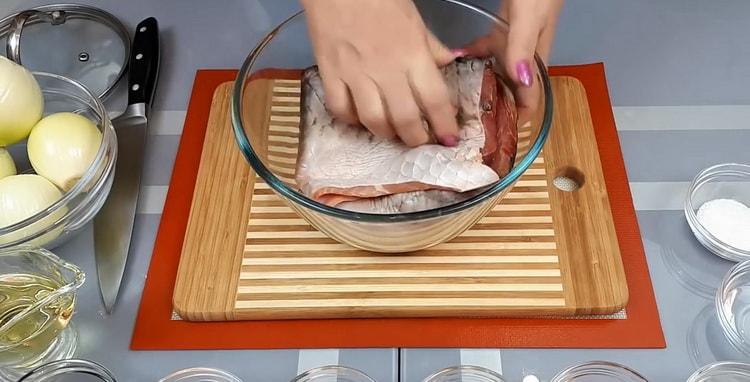 Norėdami paruošti žuvies hehe iš sidabrinio karpio, paruoškite ingredientus