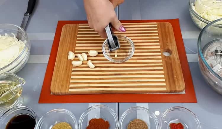 Για να φτιάξετε έναν ασημένιο κυπρίνο, πατήστε το σκόρδο
