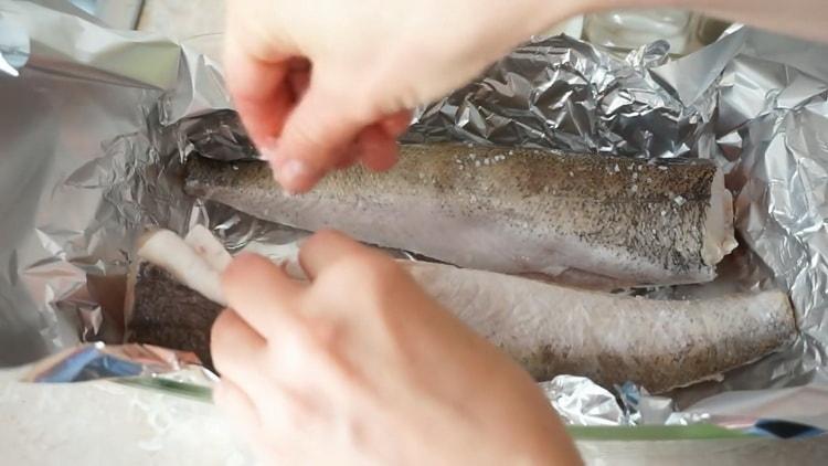 Според рецептата за приготвяне на хек във фурната, осолете рибата