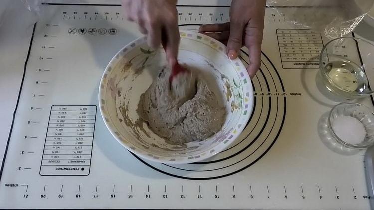 За да направите пшеничен ръжен хляб, направете тесто от ръжено брашно
