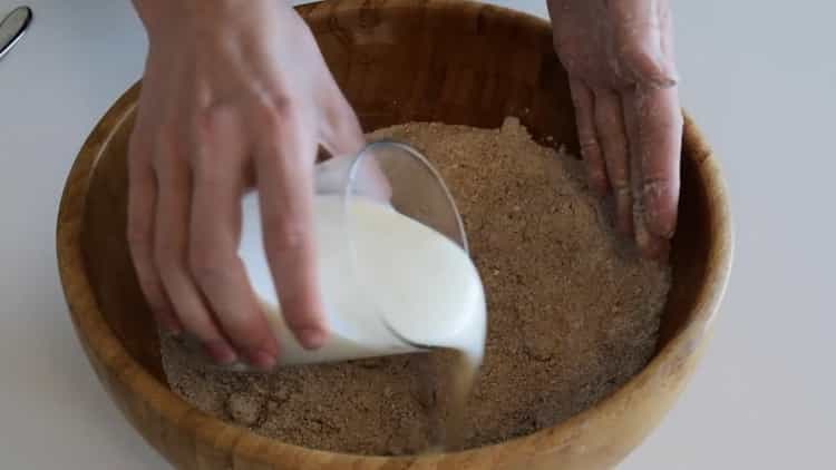 Kombinálja az összetevőket kefir kenyér készítéséhez