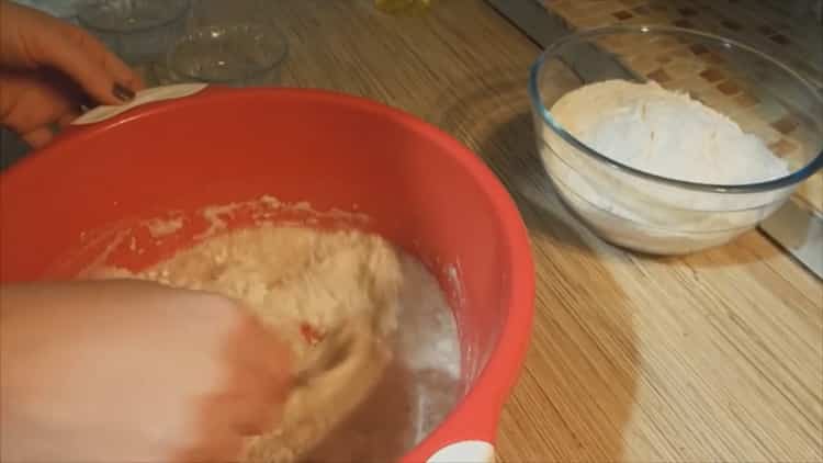 Για να φτιάξετε το ψωμί σε μια πολυκατοικία, ανακατέψτε τα συστατικά