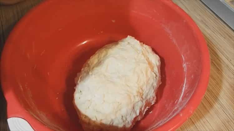 Um Brot in einem Multi-Cooker Redmond zu machen, kneten Sie den Teig
