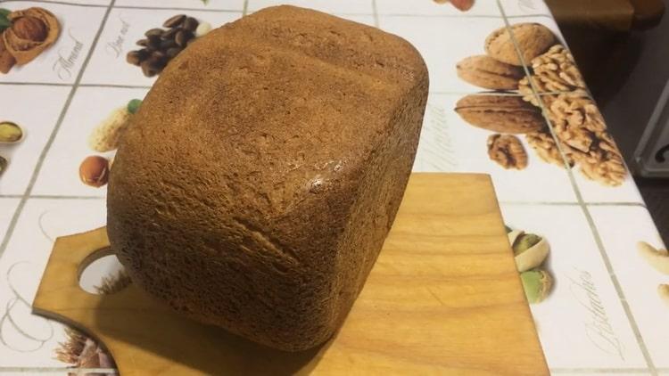 пълнозърнест хляб в машина за хляб е готов