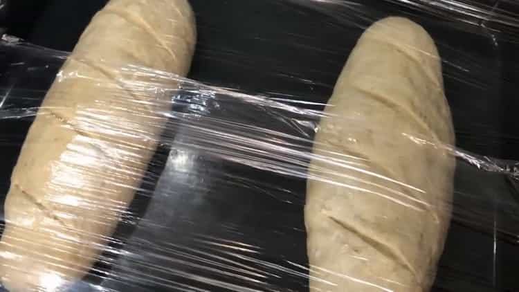 Um Brot auf Molke zu machen, legen Sie den Teig unter eine Folie