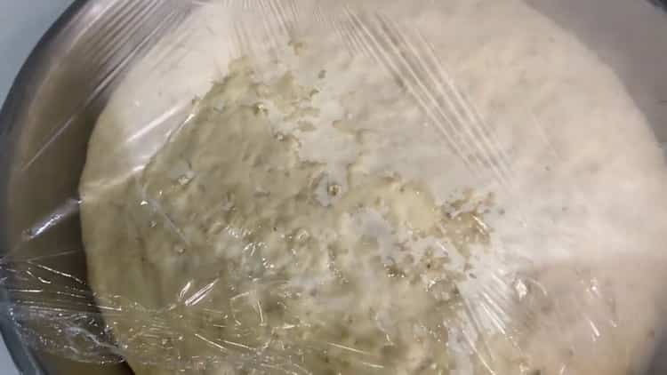 За да направите хляб на суроватка, поставете тестото под филм