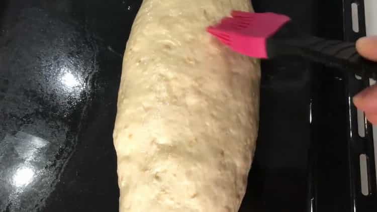 За да направите хляб на суроватка, намажете тестото с яйце