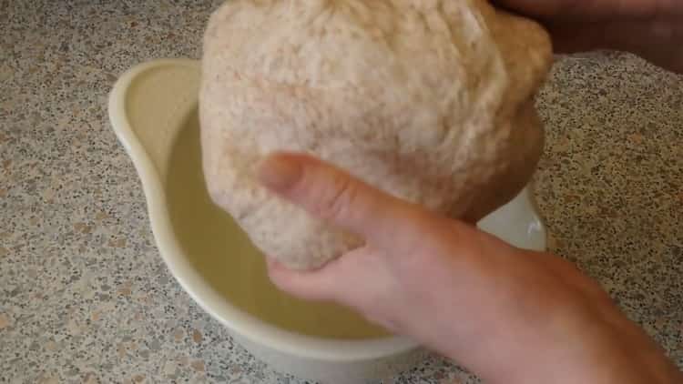 لعمل خبز النخالة ، اعجن العجينة