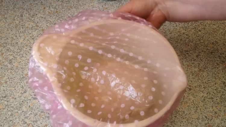 Pro výrobu otrubového chleba zakryjte těsto fólií