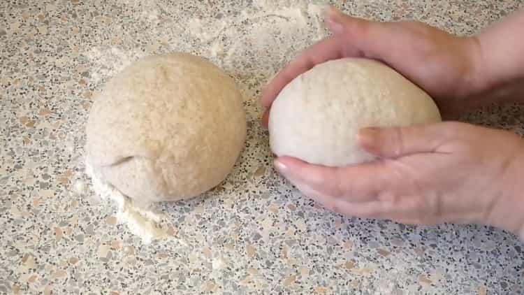 Για να φτιάξετε ψωμί πίτουρου, χωρίστε τη ζύμη