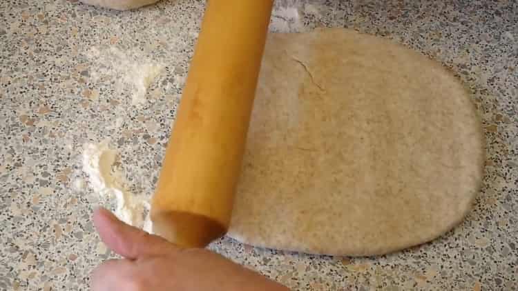 Tešlą iškočiokite, kad susidarytų sėlenų duona